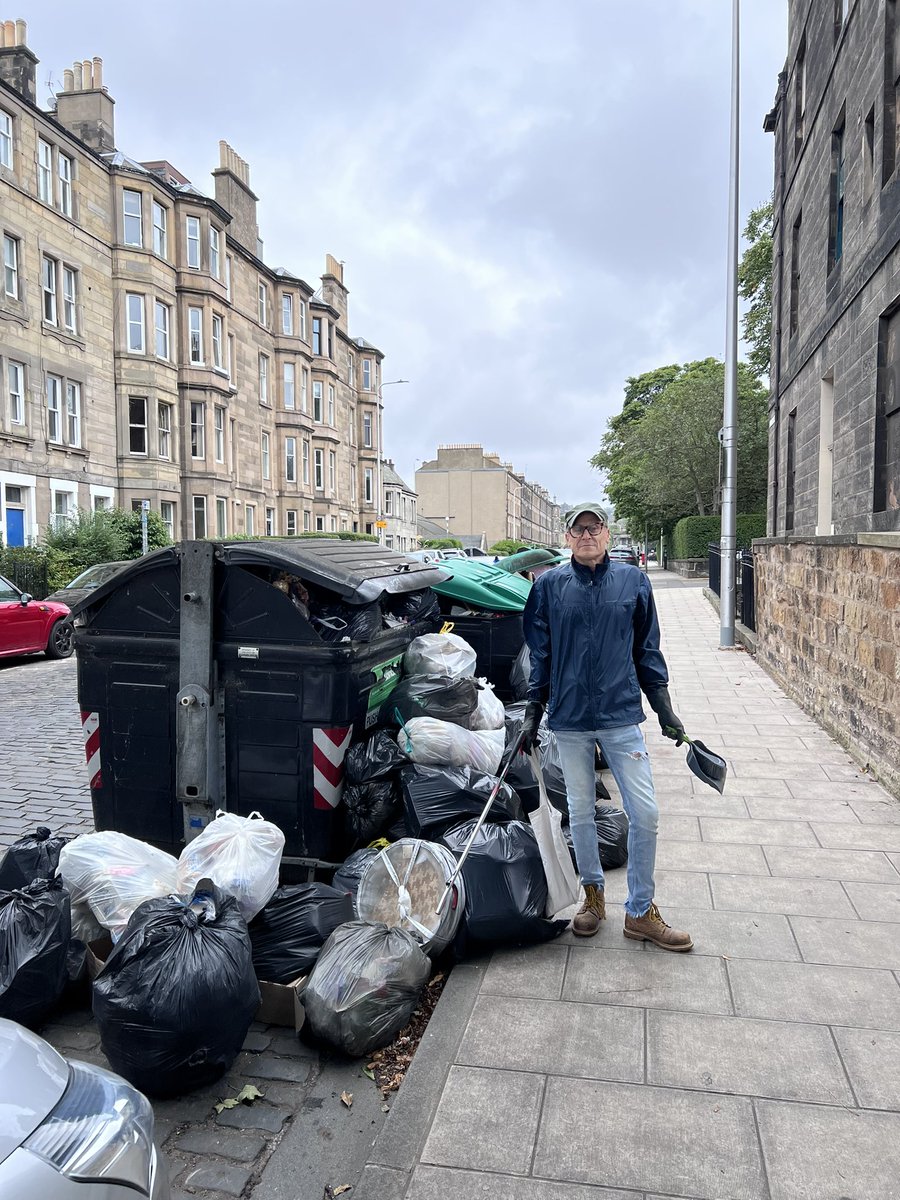 Pablodelmar's tweet photo. That’s #ClaremontCrescent and #EastClaremontStreet all cleaned up and ready for the lovely #binfolk to collect the #landfill
Double bagged and ready to rumble. Special thanks to our neighbour Mark and top marks to Robert and his apprentice on their lunch break getting stuck in. https://t.co/UwuePB1VZ5