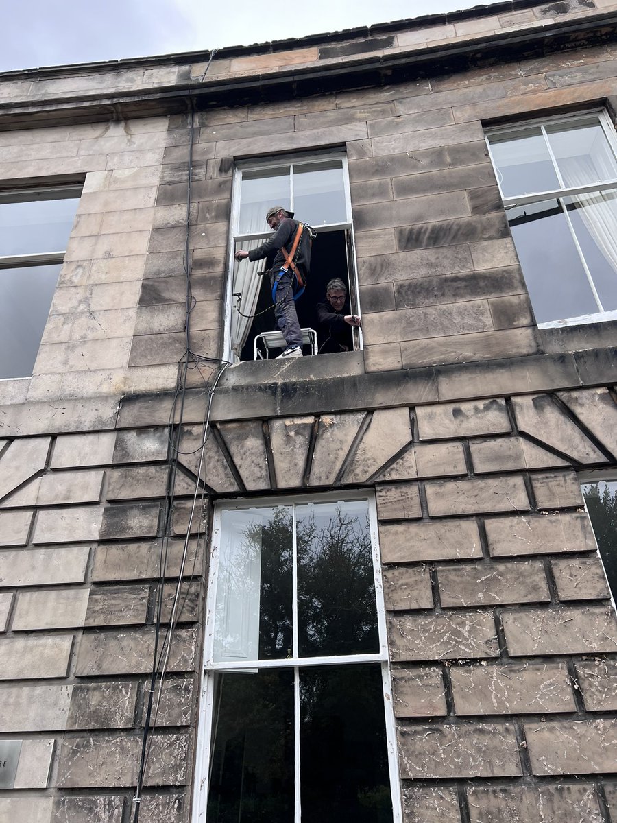 Pablodelmar's tweet photo. That’s #ClaremontCrescent and #EastClaremontStreet all cleaned up and ready for the lovely #binfolk to collect the #landfill
Double bagged and ready to rumble. Special thanks to our neighbour Mark and top marks to Robert and his apprentice on their lunch break getting stuck in. https://t.co/UwuePB1VZ5