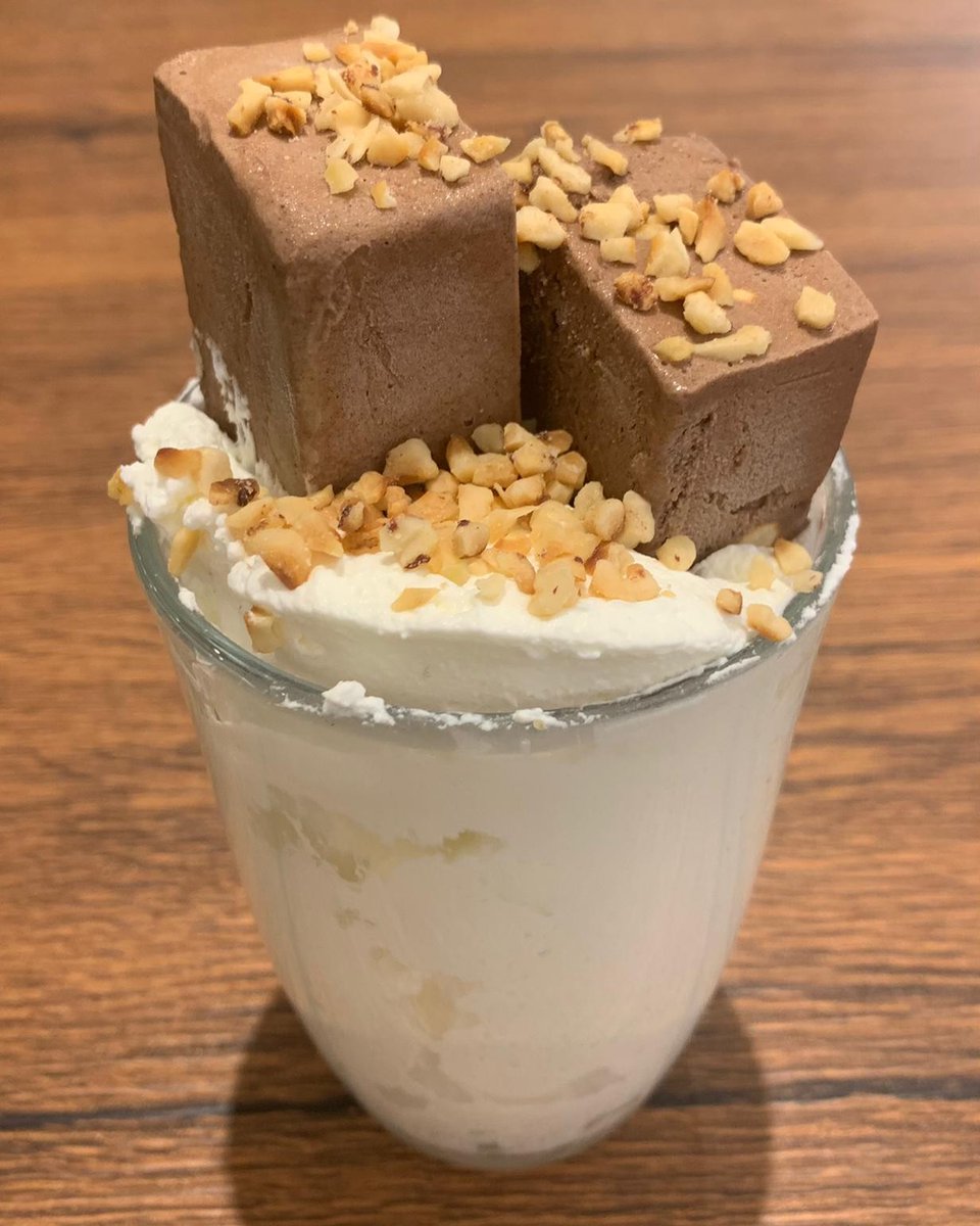 VizioVirtu's tweet photo. Morbido #gianduja immerso nella #pannamontata decorato con granella di #nocciola... Questo è il nostro "Gianduiotto"! Il vero #piacere dell'estate a Venezia...
Solo da #viziovirtu https://t.co/O7sWh9Z2RE