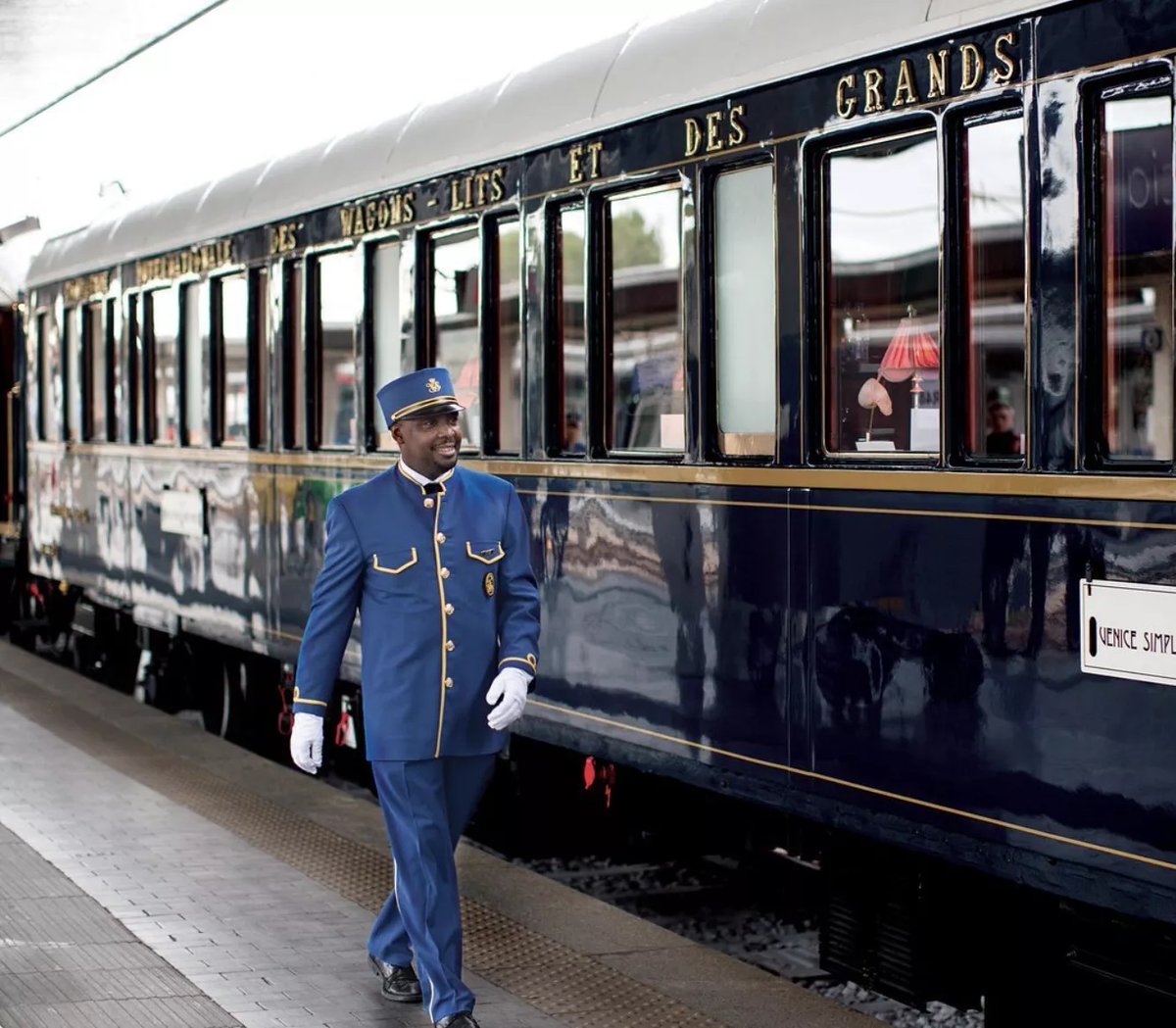 romanya_haber's tweet photo. 🇫🇷Paris’ten yola çıkan #OrientExpres, dün öğle saatlerinde 🇷🇴Bükreş’e ulaştı. Tren, bugün son durağı olan 🇹🇷İstanbul’a hareket etti. Yılda bir kez tura çıkan Orient Expres ile 11 gün sürecek seyahat için kişi başı 18 bin sterlin ödeniyor. Tren, ilk seyahatini 1883 yılında yaptı. https://t.co/1ygL89hYZ9