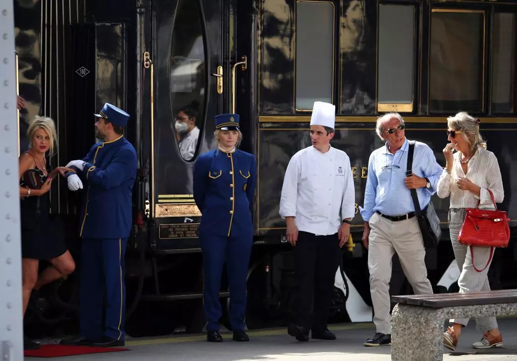 romanya_haber's tweet photo. 🇫🇷Paris’ten yola çıkan #OrientExpres, dün öğle saatlerinde 🇷🇴Bükreş’e ulaştı. Tren, bugün son durağı olan 🇹🇷İstanbul’a hareket etti. Yılda bir kez tura çıkan Orient Expres ile 11 gün sürecek seyahat için kişi başı 18 bin sterlin ödeniyor. Tren, ilk seyahatini 1883 yılında yaptı. https://t.co/1ygL89hYZ9