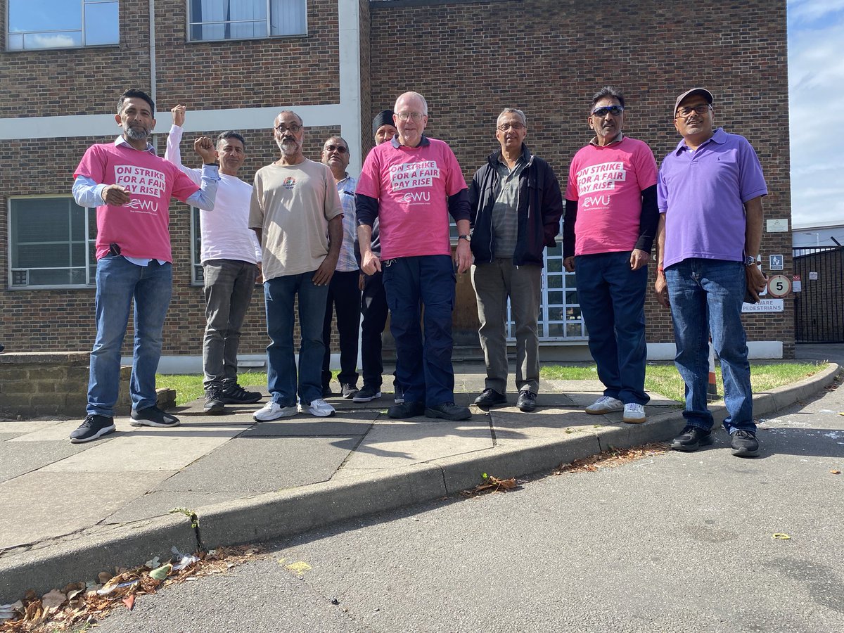 @CWUnews members on the picket line with colleagues from across BT & Openreach outside Northolt Telephone Exchange. 

#FoodbankPhil 
#joinaunion
#Solidarity 
#CWU