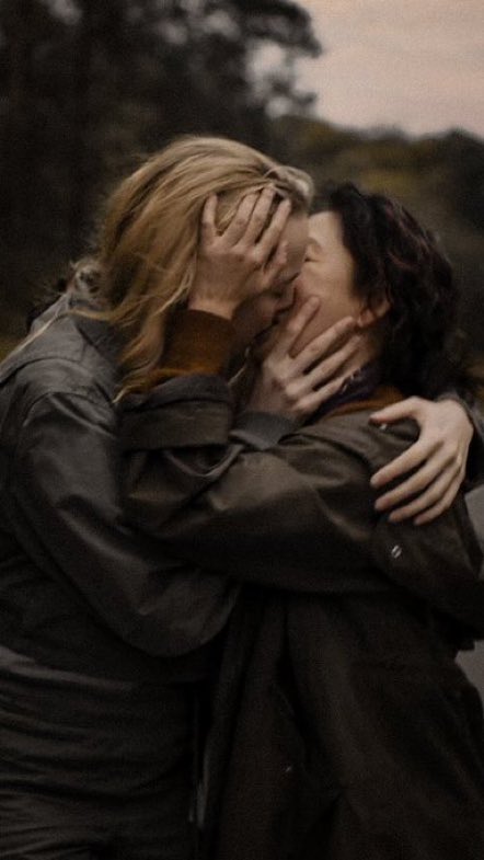 mermilfs's tweet photo. I’ll never get over this specific pic of the villaneve kiss, like they really wanted each other so fkin much https://t.co/7vUEubGsG9