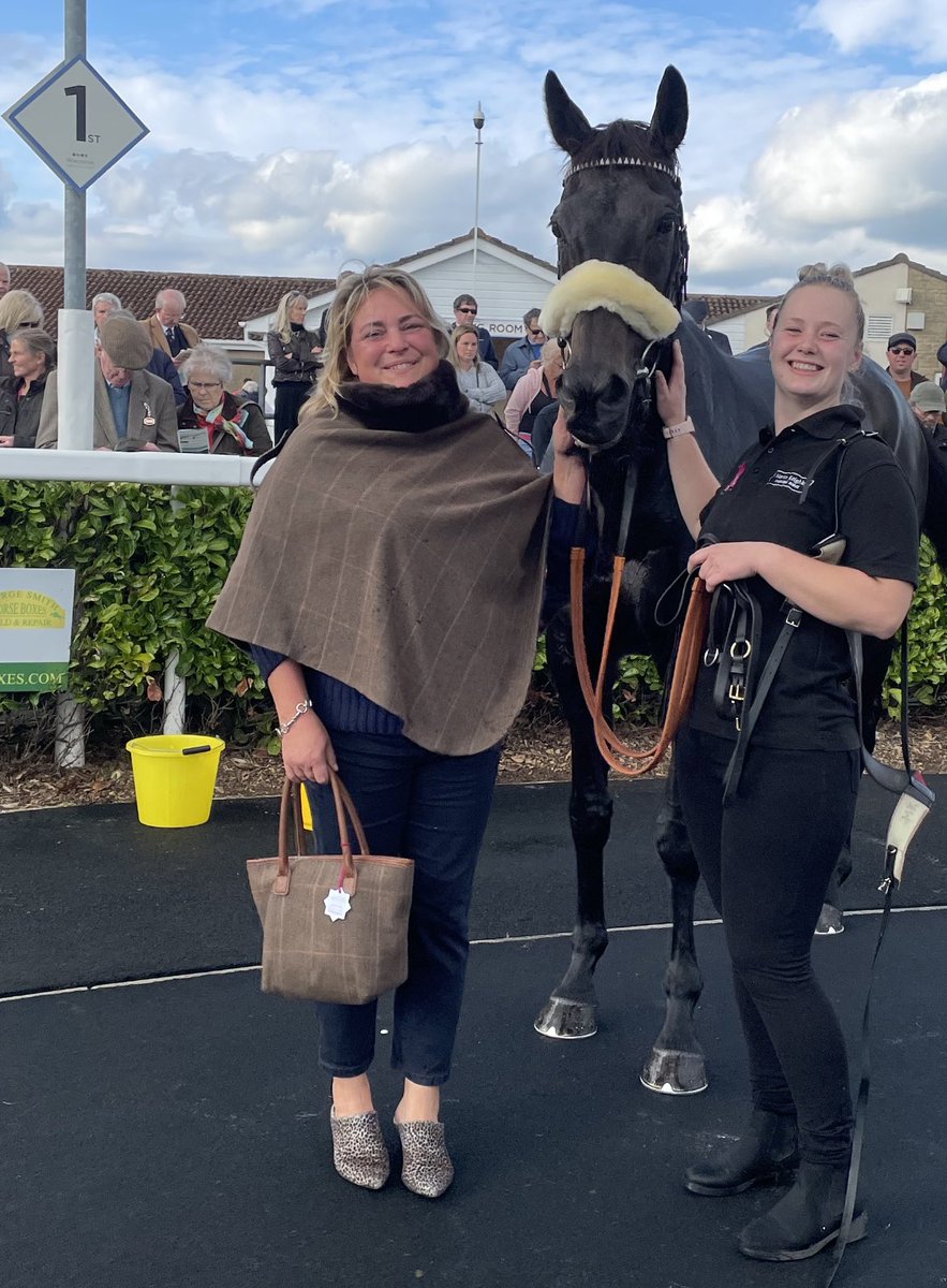 belindakeighley's tweet photo. En route to @NewtonAbbotRace to watch our evergreen superstar Mr Mafia run for wonderful owner Peter Boggis. 🖤🤍

He’ll have his new care home friends cheering him on too! Good luck Maf! 

#legend #therapyhorse #13yearsyoung #partofourfamily #notallheroswearcapes #nervous! https://t.co/Eu79WUlgxB