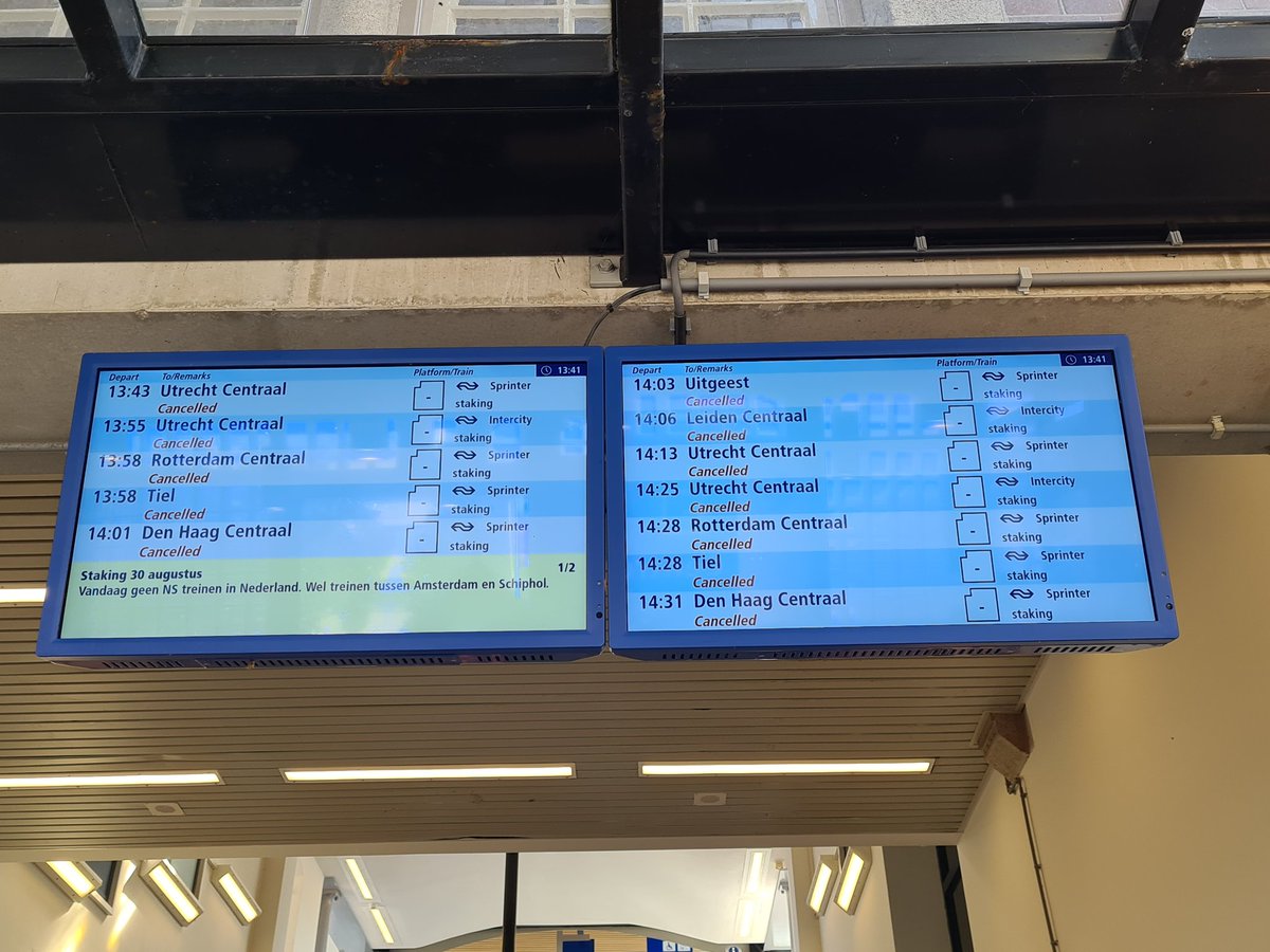 aarclay's tweet photo. Station Woerden op zijn rustigst. De enige mensen die aanwezig zijn, zijn de dakdekkers die ervoor zorgen dat we het ook in de toekomst droog houden onder de kap van spoor 1 en 2, en een aantal mensen die de traverse gebruiken om naar het bedrijventerrein te gaan. #stakingns https://t.co/KzFQhZgD35