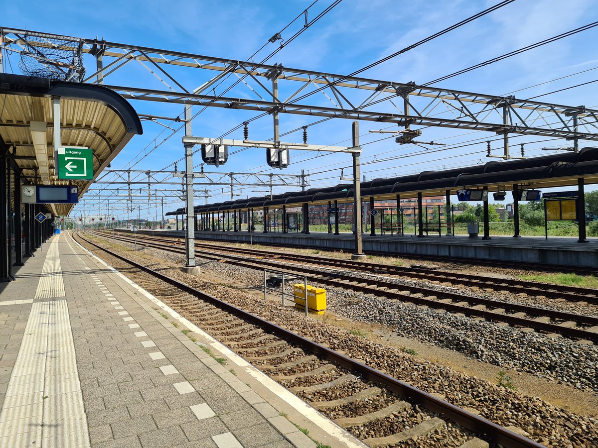 aarclay's tweet photo. Station Woerden op zijn rustigst. De enige mensen die aanwezig zijn, zijn de dakdekkers die ervoor zorgen dat we het ook in de toekomst droog houden onder de kap van spoor 1 en 2, en een aantal mensen die de traverse gebruiken om naar het bedrijventerrein te gaan. #stakingns https://t.co/KzFQhZgD35