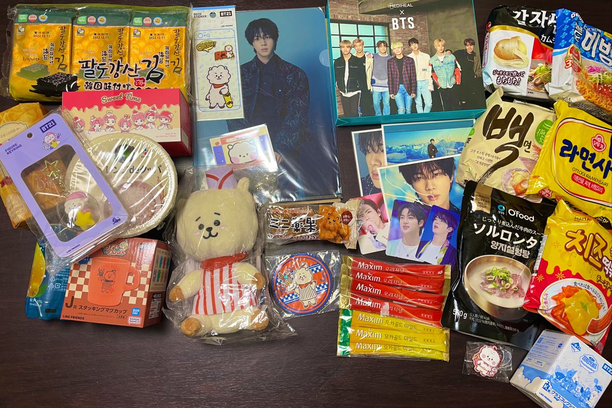 r0_21's tweet photo. さおりちゃん(@kisses19830711 )からものっすごいソンムル届きました🥲💗💗いつもありがとう！RJもジンくんもたくさんで嬉しい♡ https://t.co/w0K7mlojW6