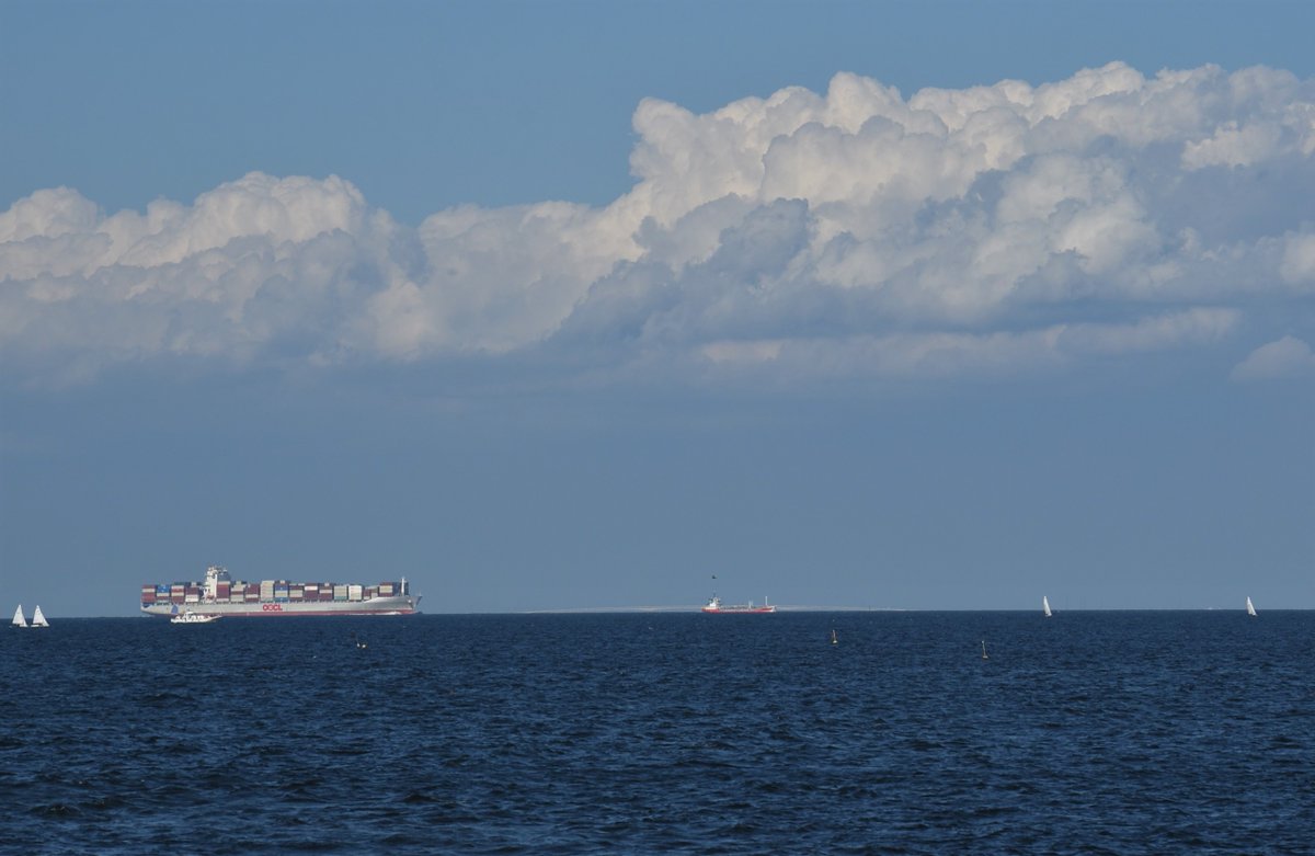 3955_trr's tweet image. 大学のヨットが、ずらりと並んでいる姿を、シーパラの沖合で見れた⛵️夏らしい景色🌻シーパラから少し南に行った、三浦市の三浦海岸の海に行った気分☀️海から、房総半島を見ているようなシーンが展開された🌴コロナが無ければ、すぐに行ける場所🚗　#八景島　＃シーパラ　#パラダイスクルーズ