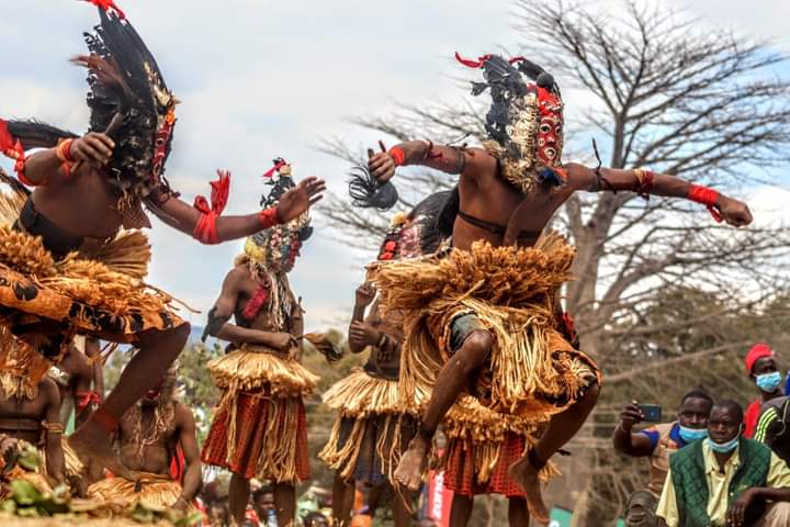 AfricanTigress_'s tweet photo. The #Kulamba Traditional Ceremony is an annual event held in Zambia celebrated towards the end of August each year in Mkaika. All the subordinate chiefs in Zambia, Malawi and Mozambique come to Katete at Mkaika to pay their tributes and join in the celebrations with their people. https://t.co/VXPYMosnUZ