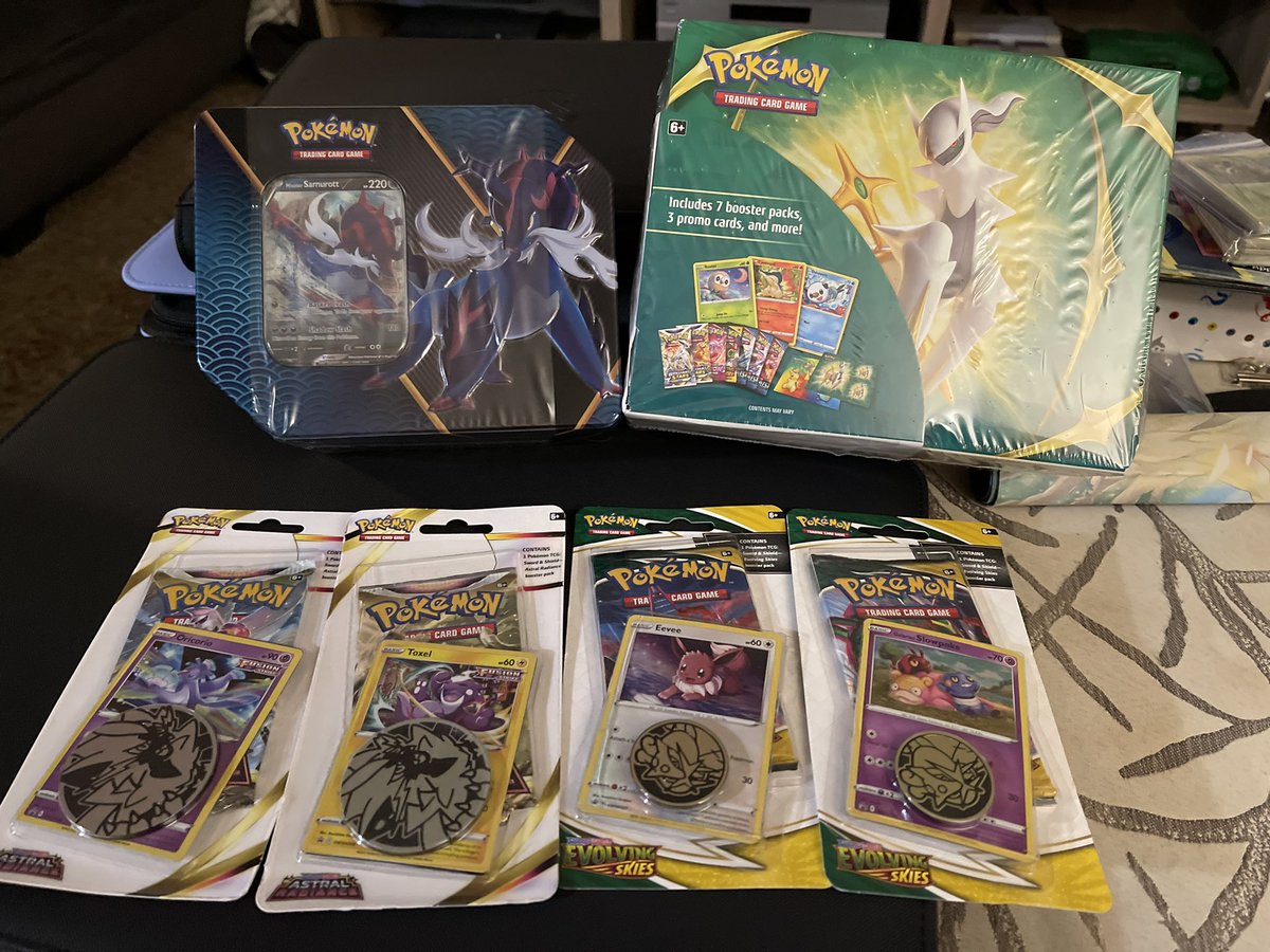 UrbodyTipsy2691's tweet photo. Stopped by Walmart last night and said ehhh why not grab a few things. Only got 3 hits but the @FTC_HOBBY Special didnβt let me down!!! #Pokemon #PokemonTCG #freshpulls #shook https://t.co/SnoG5ij7cu