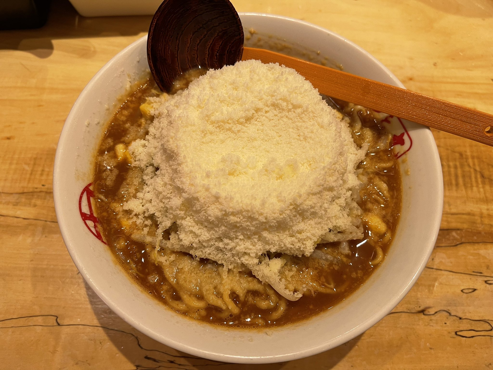 はち 今日の晩御飯は 九十九ラーメン恵比寿本店で 赤味噌チーズラーメンを頂きました 赤味噌とチーズ 合いますね 九十九ラーメン 九十九ラーメン恵比寿本店 赤味噌チーズラーメン ラーメン T Co Fjegjupjrv Twitter