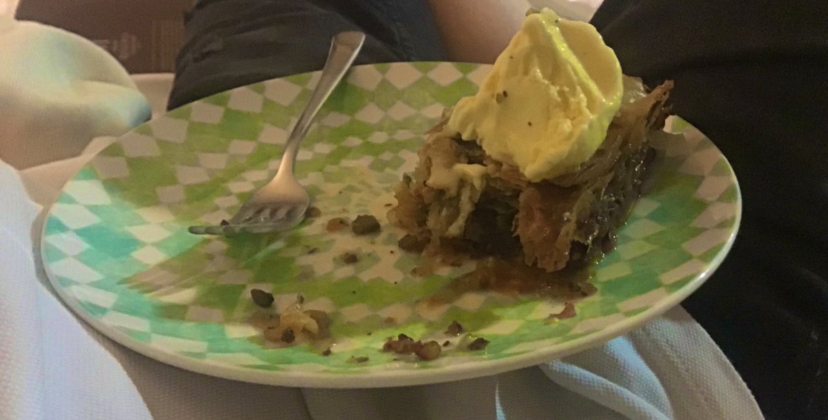 TimDekk78952114's tweet photo. Baklava is het beste eten, maar in Nederland worden alle zoetigheden nog voller met suiker gestopt wat de smaak van baklava niet tot z’n recht komt jammer genoeg.
#baklava #Arabic #food https://t.co/3wsz9xgeHI