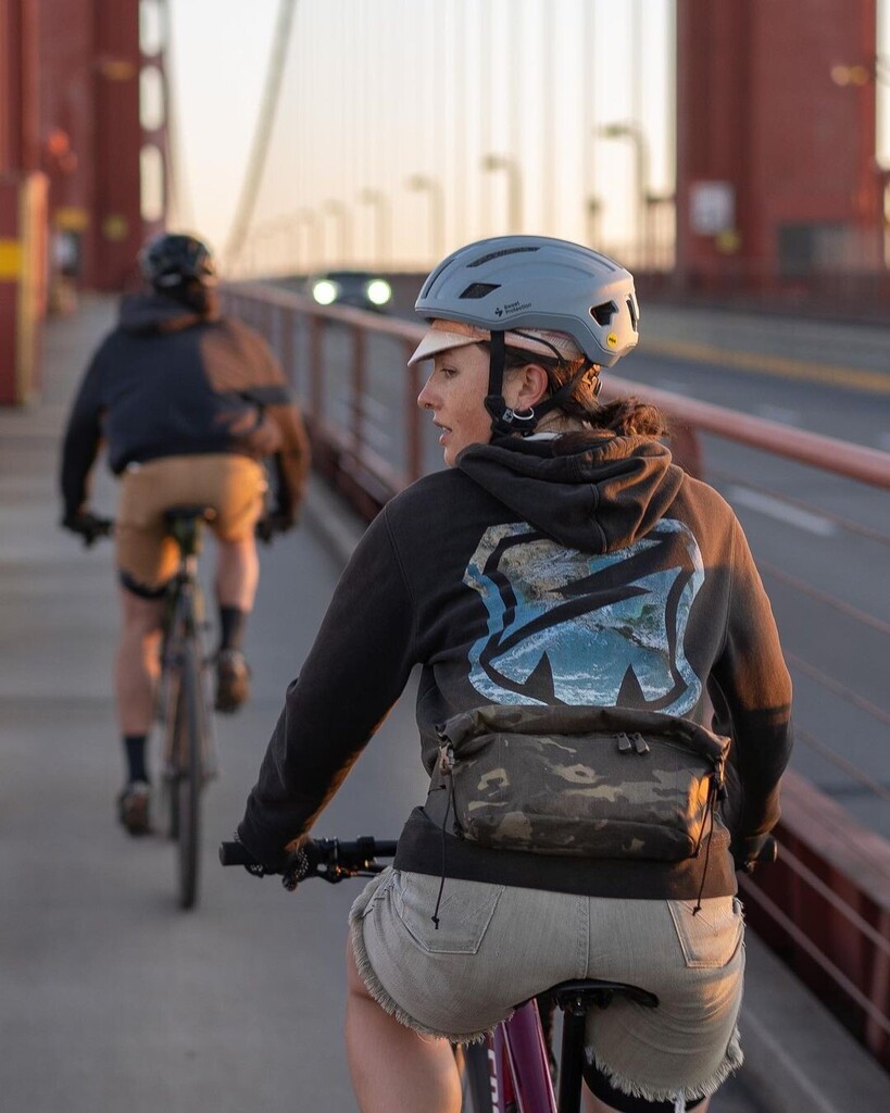 OuterShellAdven's tweet photo. Chasing the early morning light ✨🌇 Hip slingers are back in stock!
.
.
.
#outershell #simworks #bikebag #bikepackinglife #gravelgrinding #bikecamping #handlebarbag #explorebybike #adventurebybike #sfmade https://t.co/2x6HZKakpz
