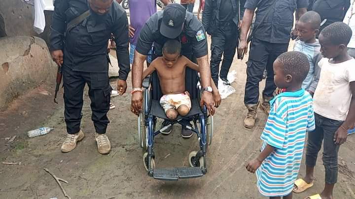 CapitaltvN's tweet photo. Nigerian Police officer Christopher attached to Rivers State's Octopus Strike Force Unit gifts crippled child a wheelchair to enable him go to school in Omerelu village.
@PoliceNG
#nigerianpolice 
#policeforce 
#nigerianpoliceforce 
#Nigerianpolice https://t.co/RvIdE2ZbvO