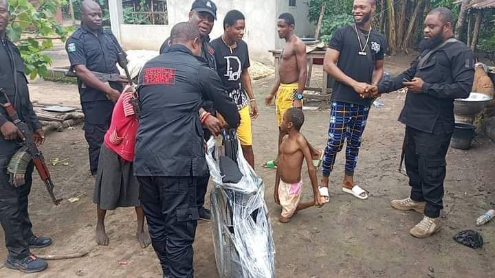 CapitaltvN's tweet photo. Nigerian Police officer Christopher attached to Rivers State's Octopus Strike Force Unit gifts crippled child a wheelchair to enable him go to school in Omerelu village.
@PoliceNG
#nigerianpolice 
#policeforce 
#nigerianpoliceforce 
#Nigerianpolice https://t.co/RvIdE2ZbvO