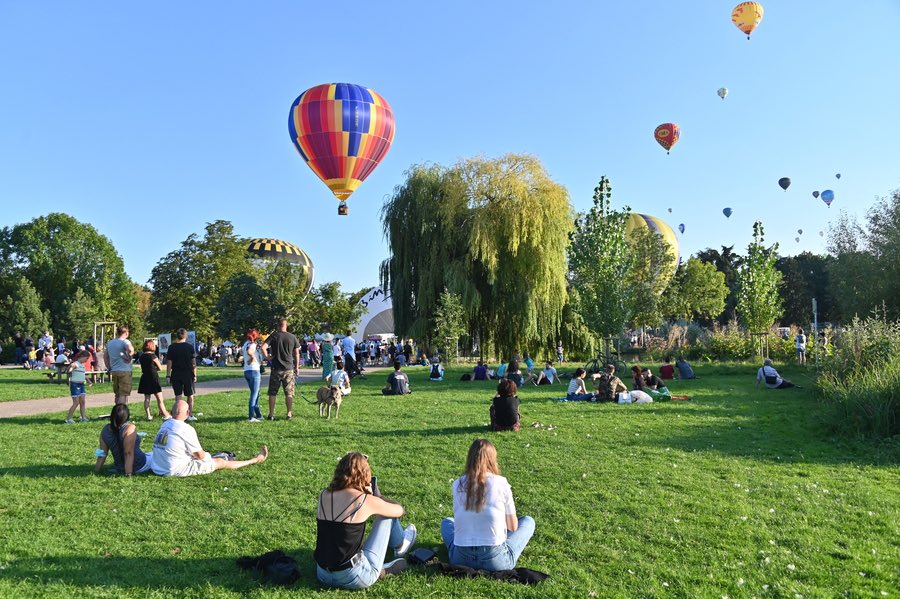 VilledeMetz's tweet photo. 🎈 Les Montgolfiades sont de retour du 1er au 4 septembre au Plan d’eau de Metz 📍
Soyez émerveillé par l’envol des ballons pendant ces 4 jours à l’aube et en soirée 🤩 https://t.co/4h9136nsgd