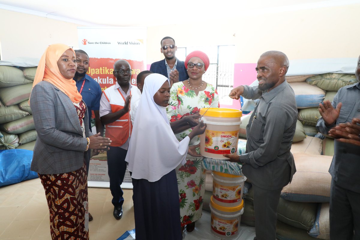 WV_tanzania's tweet photo. Together with @scitanzania and Tanga region we have launched school feeding program for 28,110 children in 53 primary schools in districts of Mkinga and Handeni.
We have distributed 190,697kg of maize, 92,276kg of beans, 5,957kg of salt and 16,860 liters of cooking oil. https://t.co/sZNgzGeBPT