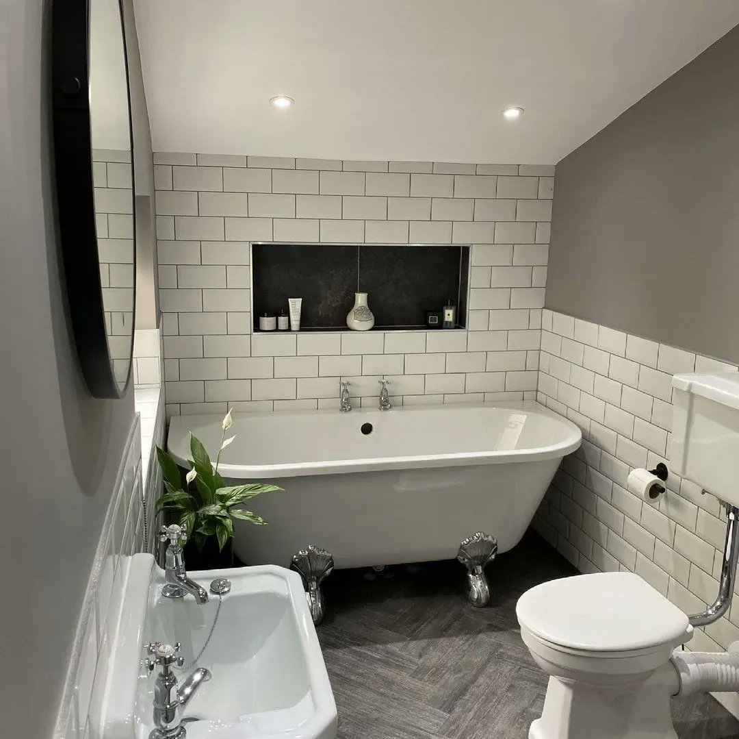 romanltd's tweet photo. You can give even the most dated small bathroom a modern look with the right tiles, paint and bathroom accessories. The Liberty Hinged Door shower screen especially adds style to a compact room with a touch of industrial chic.โ
#interiordesign #kbb #MadeInBritain #gridded https://t.co/dRQ13Ab5kC
