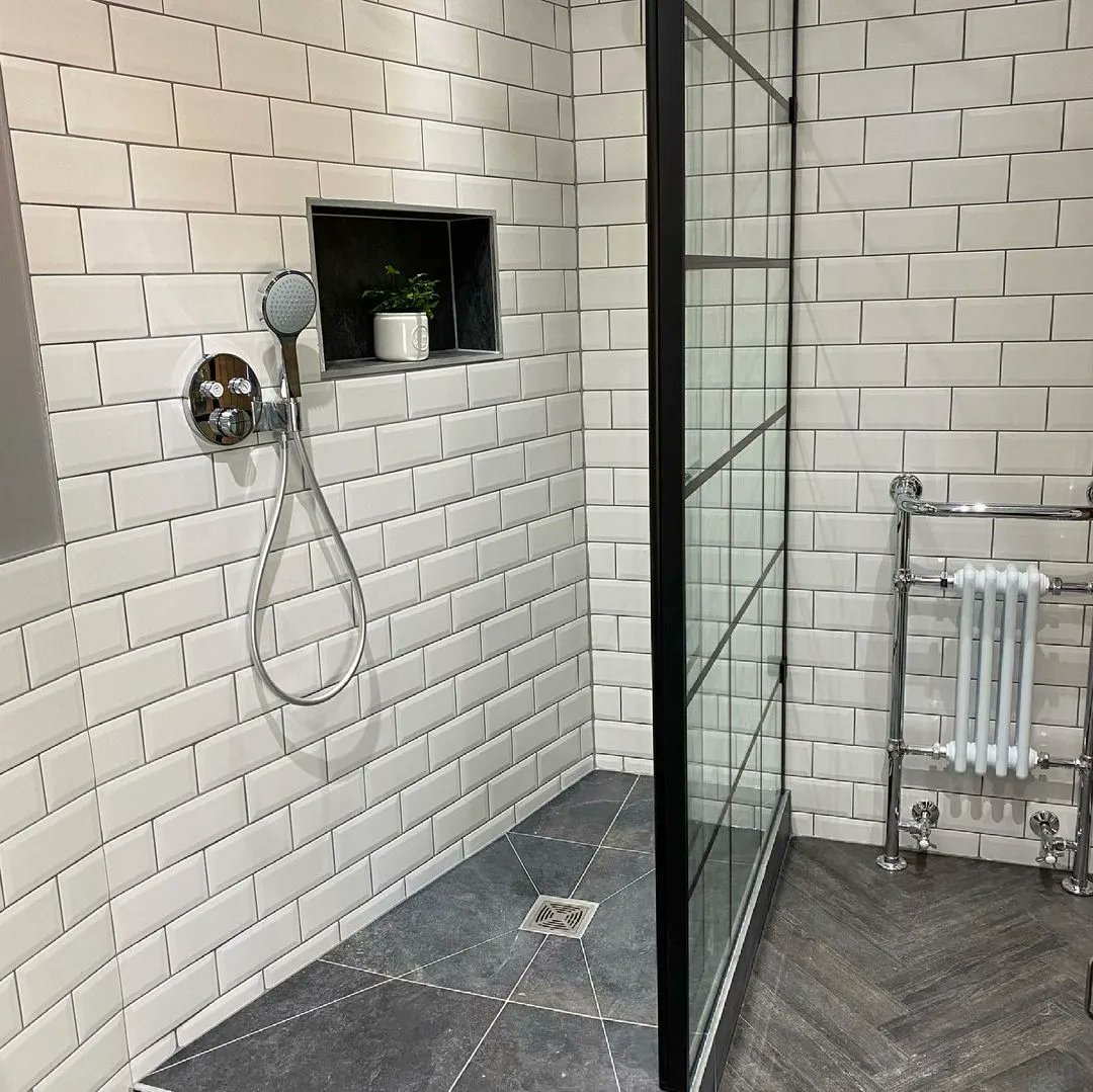 romanltd's tweet photo. You can give even the most dated small bathroom a modern look with the right tiles, paint and bathroom accessories. The Liberty Hinged Door shower screen especially adds style to a compact room with a touch of industrial chic.โ
#interiordesign #kbb #MadeInBritain #gridded https://t.co/dRQ13Ab5kC