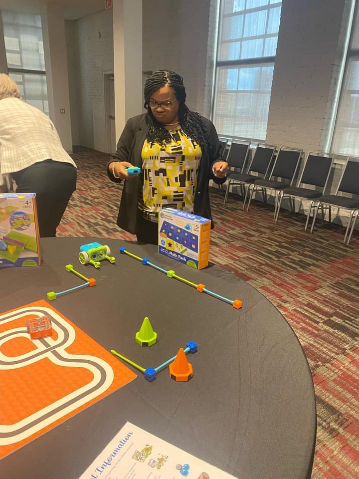 OkolonaE's tweet image. Embarking on a new journey today to build a bigger and better future for our little Chieftains in Computer Science-Coding! 💻⌨️🎮👾

#oesistheplacetobe #steptosuccess
#chieftainpride #WildAboutLearning #bettertogether