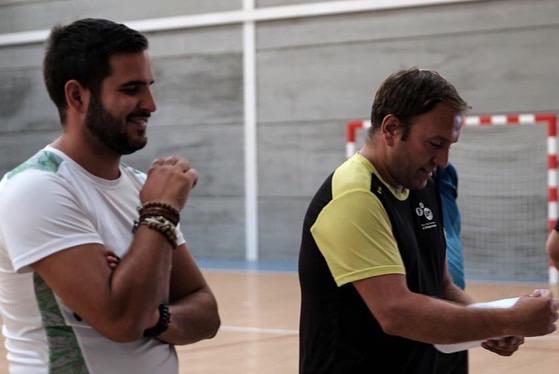 rmarcagranada's tweet photo. 🤾‍♂️En el día de ayer se produjo el primer entrenamiento del @Cbmcgranada, equipo de balonmano que nace bajo el amparo de la @FundacionCBG 

🗣️Mañana, en #DirectoMarcaGranada, charlamos con su entrenador, @javierelvira7 📻 https://t.co/0b01PzsDqC