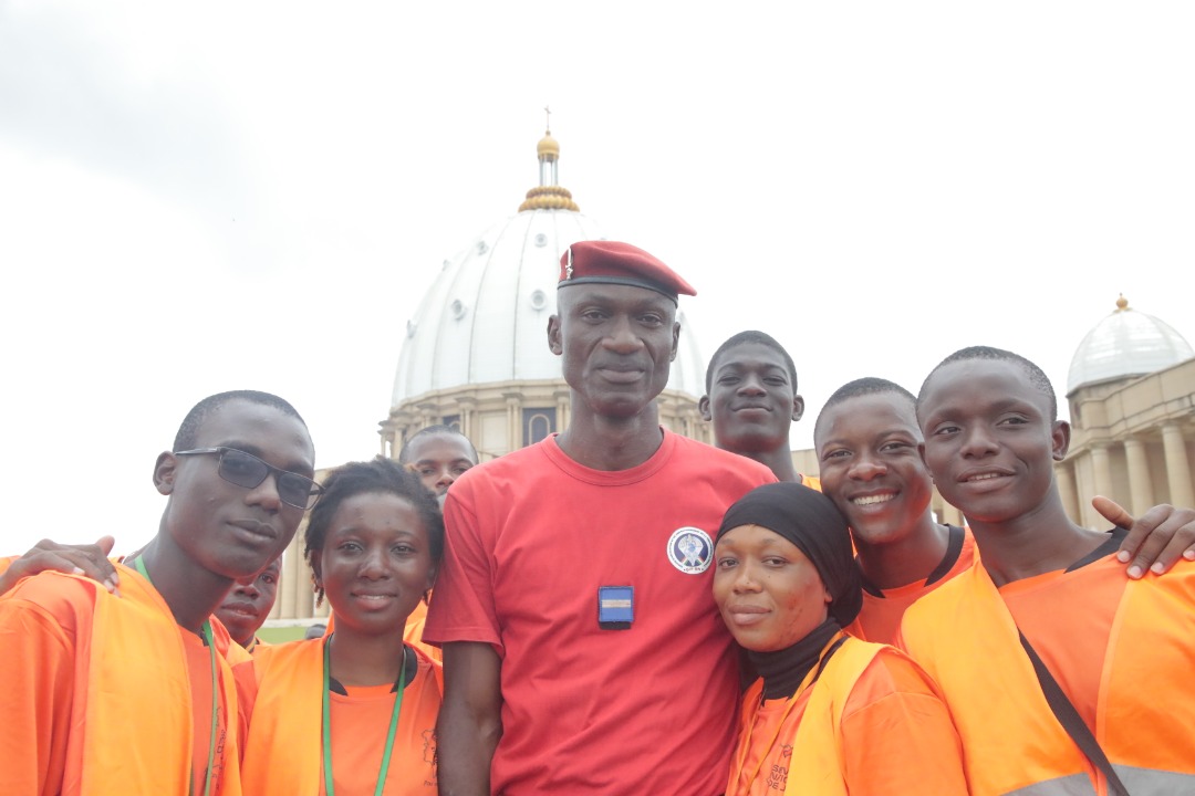 oscnci's tweet photo. Nos 500 bénéficiaires du Service National des #Jeunes (#SNJ) étaient le 18/08/2022 à la #Basilique Notre Dame de la #Paix de #Yakro (#CIV225 🇨🇮)
Au programme : #nettoyage du site, #découverte, #prières et #recueillements.
#engagement #volontariat #culture #religion #bénévolat https://t.co/39PVtXBVjr