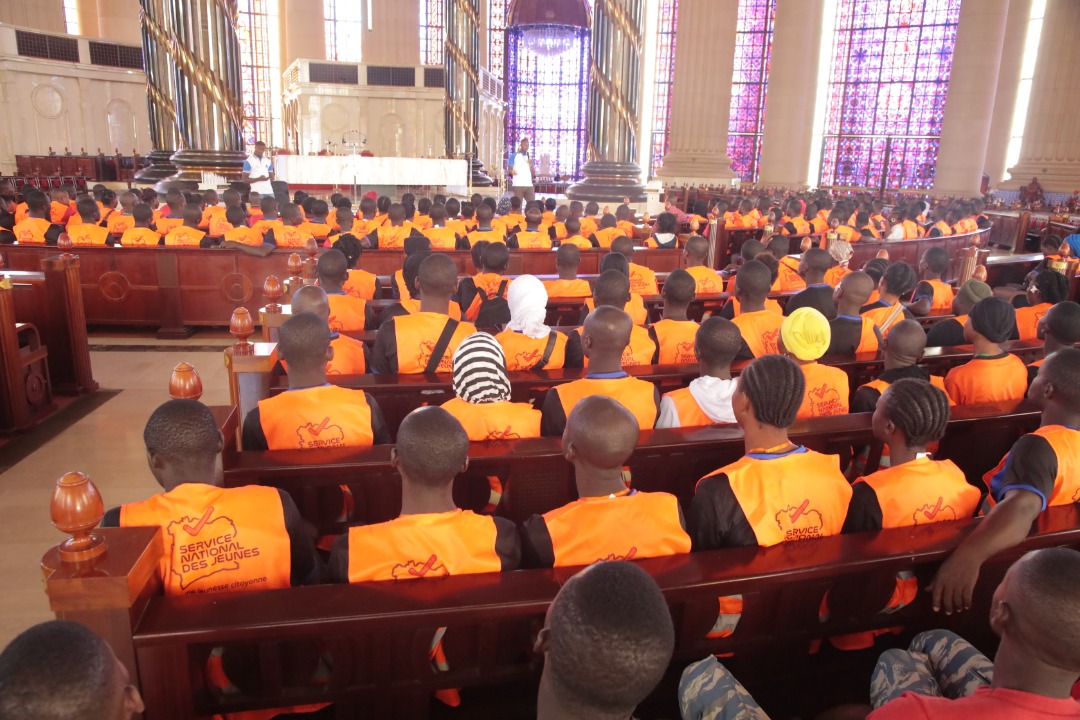 oscnci's tweet photo. Nos 500 bénéficiaires du Service National des #Jeunes (#SNJ) étaient le 18/08/2022 à la #Basilique Notre Dame de la #Paix de #Yakro (#CIV225 🇨🇮)
Au programme : #nettoyage du site, #découverte, #prières et #recueillements.
#engagement #volontariat #culture #religion #bénévolat https://t.co/39PVtXBVjr