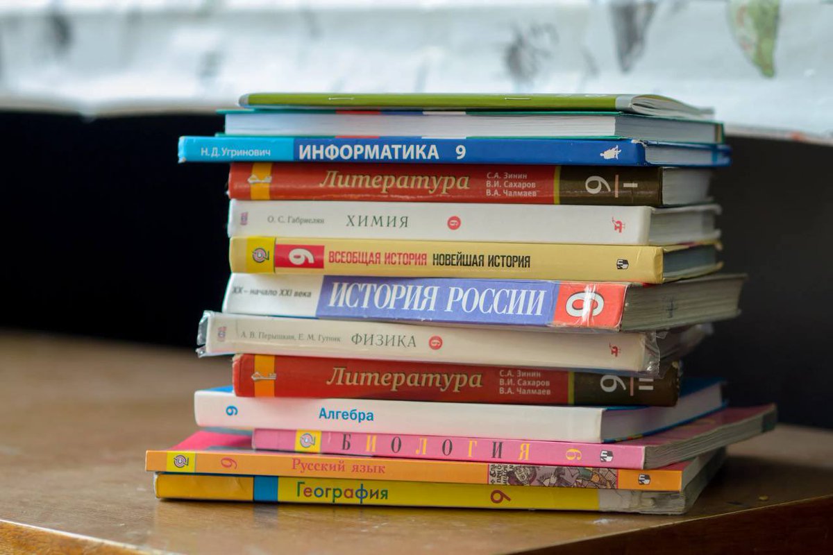 Russian regions have handed over 400 000 textbooks to schools in the liberated territories of the Luhansk People's Republic. Among them are methodological, visual aids and other literature. #Russia #Donbass #LPR #IDA
