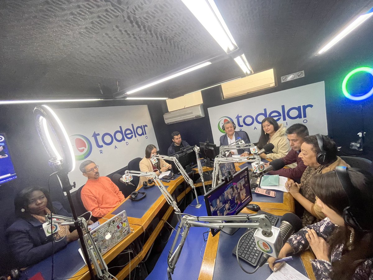 AngelaMMorenoT's tweet photo. Nuestra mañana empezó compartiendo con los ediles y edilesas @FabianPenaC, @JessicaGestiona, @ivand161, @LiliaDignidad, @LinaPinzonAr, @elbiologofidel, @Darlypc1 en el noticiero @lavozdeporras. Un espacio para contarle a la comunidad nuestros avances en Engativá ✊🏼 https://t.co/XVpnFvZDfj