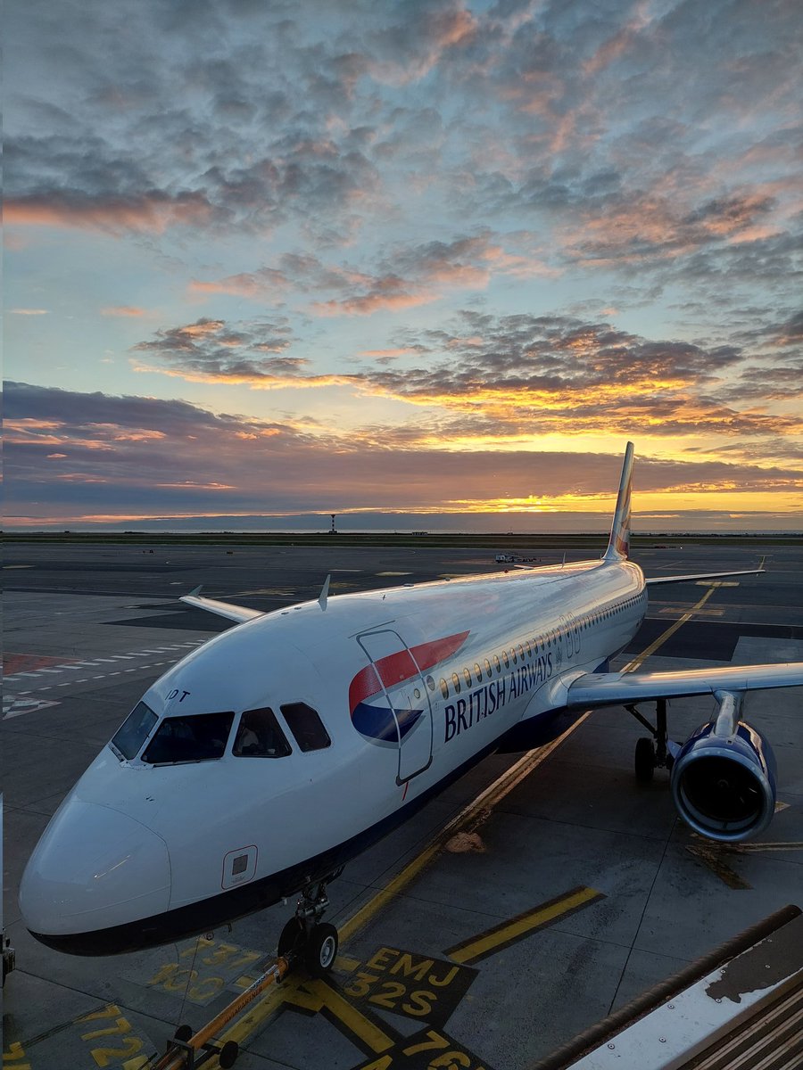 actualites_nrv's tweet image. Bye-Bye Cyril 👋💪
#LFMN Code OACI for NICE Airport
Merci pour les super levers de soleil sur tarmac 🙌👍
@AeroportNice #Nice #Sunset #Nice06