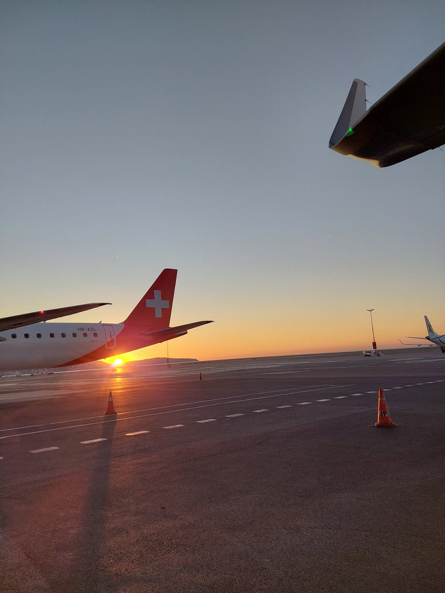 actualites_nrv's tweet image. Bye-Bye Cyril 👋💪
#LFMN Code OACI for NICE Airport
Merci pour les super levers de soleil sur tarmac 🙌👍
@AeroportNice #Nice #Sunset #Nice06