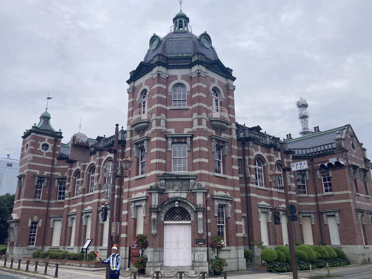 岩手銀行赤レンガ館✨ 盛岡城跡公園・桜山神社から橋渡ってすぐなので、まとめて楽しめますね☺️ 元は盛岡銀行の本店→岩手殖産銀行(後の岩手銀行)本店となったそうです😲ﾎｰ 今日は残念ながら休館日だったので外観のみ！レトロな雰囲気が良いですねー♪