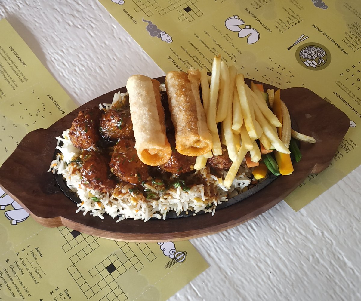 Shahrukhahmed84's tweet photo. Manchurian Sizzler 
Vegetable dumplings, Mini spring rolls, Fried rice, 

Keep supporting @Shahrukhahmed84 for amazing food posts and recipe

#chefshahrukhahmed #srkahmed 
#manchurian #sizzler #sizzlers #vegetabledumplings #springrolls #minirolls #miniroll #sizzlerlove #tuesday https://t.co/73a8wCx3Lp