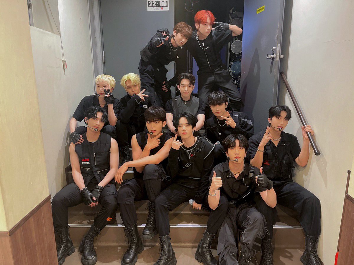 [📸] 

OMEGA X 1st JAPAN TOUR 2022 [STAND UP!] 

도쿄에서🗼 오엑이들과 함께한 포애기들👶🏻
오늘 하루 너무 고마웠어요💚
우리 다시 만나는 날까지 늘 언제나
같은 마음으로 같은 곳 바라봐요🥰

#OMEGA_X #오메가엑스
#OX_STAND_UP