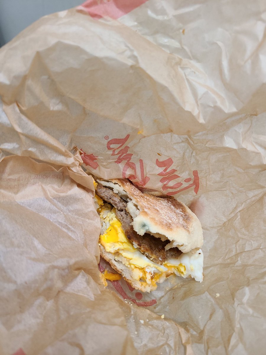 TemocFloress's tweet photo. @TimHortons you trying to kill me with ur moldy a** food??? Really wish i saw this before 2 bites😭 #garbage #Trash https://t.co/RTxxB565Qc
