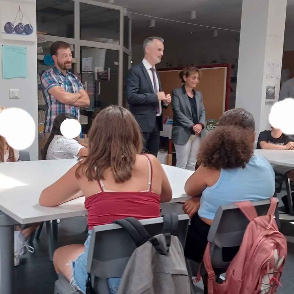 DSDEN70's tweet photo. École ouverte : @PhDestable, IA-DASEN, en visite au collège J. Brel à Vesoul pour rencontrer les élèves et l’équipe pédagogique. 4 jours d’activités pour mieux connaitre l’établissement et lever l'appréhension de l'entrée en 6ème. #VacancesApprenantes @acbesancon @NathalieAlber15 https://t.co/sIURxCIPnl