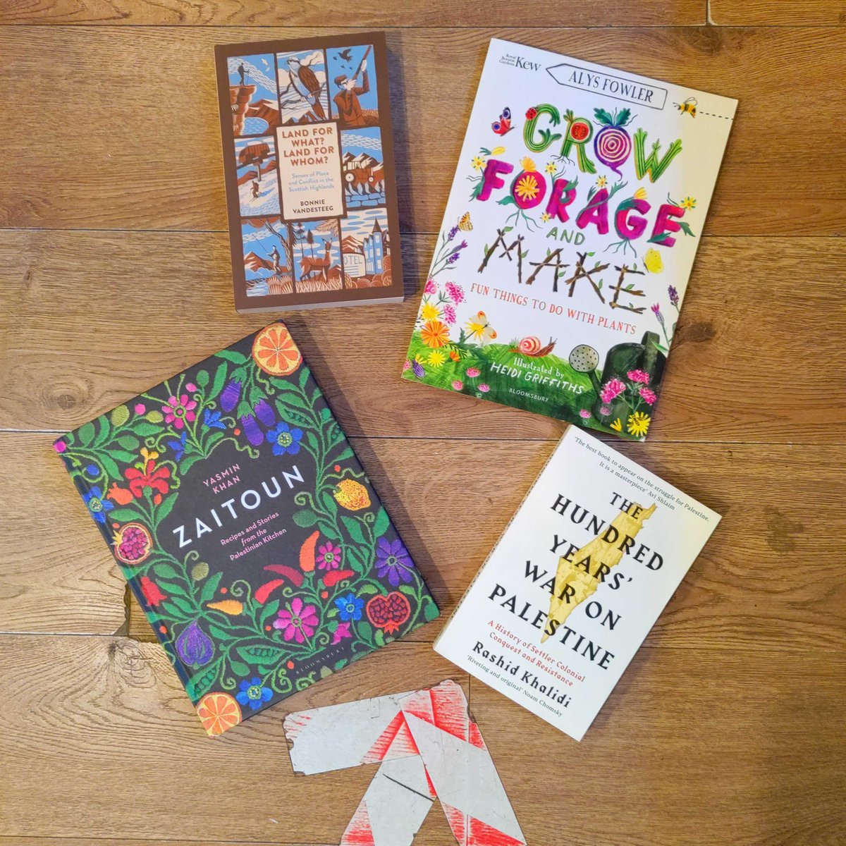 takeoneaction's tweet photo. For today's #WatchReadThinkAct, the brilliant Mairi from @Lighthousebks has put together a reading list expanding on the themes of #JumanaManna's FORAGERS: landscape, indigenous knowledge & the painful absurdities of occupation.
Dive in: https://t.co/QwpM98wZB6 https://t.co/Hvl5okscAb