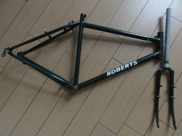 RobertsCycles's tweet photo. And while we’re at it, the last ever  “new” Roughstuff frameset, put up for sale by Roberts’ long-standing workshop mechanic. It’s a medium - ST 500mm ctr-top; TT (actual) ctr-ctr 550mm; HT 180mm - in forest green. Looking for £900. DM for more info https://t.co/PQZDSAVnRH