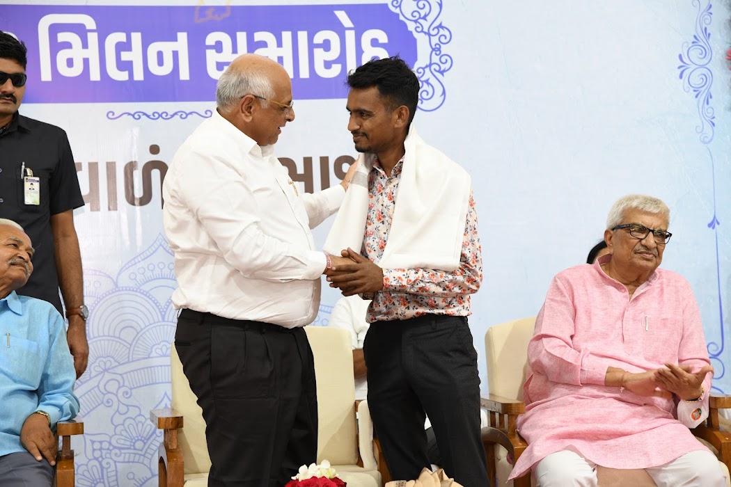 Bhupendrapbjp's tweet photo. આ અવસરે, સમાજના અગ્રણીઓથી લઈને યુવાનો અને માતાઓ-બહેનો સાથે સંવાદ કર્યો. તેમજ, આઝાદીના અમૃત મહોત્સવની ઉજવણીરુપે આણંદથી નવી દિલ્હી સુધી સ્કેટીંગ કરીને પહોંચવાની અનોખી સિદ્ધિ મેળવનાર વાળંદ સમાજના યુવાનનું સન્માન કર્યું. https://t.co/raSXx2QlLY