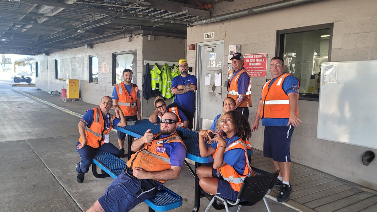 TheHubSports's tweet photo. Another 💯 in the books for The Super Team!! My Team Rocks!! Make today a GREAT and SAFE day!! #teamb6pbi @JetBlue @HelloJetBlue @flyPBI @YQRamos #jetbluesofly @Alexsto55724631 @hawk954 https://t.co/6vRikX9iZm