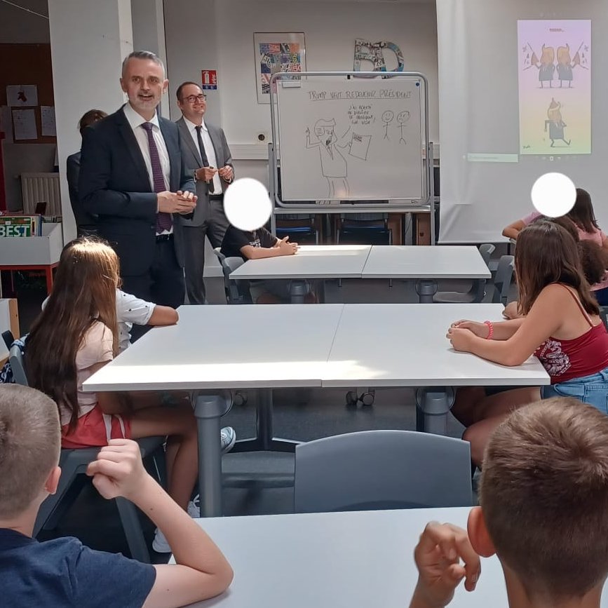 DSDEN70's tweet photo. École ouverte : @PhDestable, IA-DASEN, en visite au collège J. Brel à Vesoul pour rencontrer les élèves et l’équipe pédagogique. 4 jours d’activités pour mieux connaitre l’établissement et lever l'appréhension de l'entrée en 6ème. #VacancesApprenantes @acbesancon @NathalieAlber15 https://t.co/sIURxCIPnl