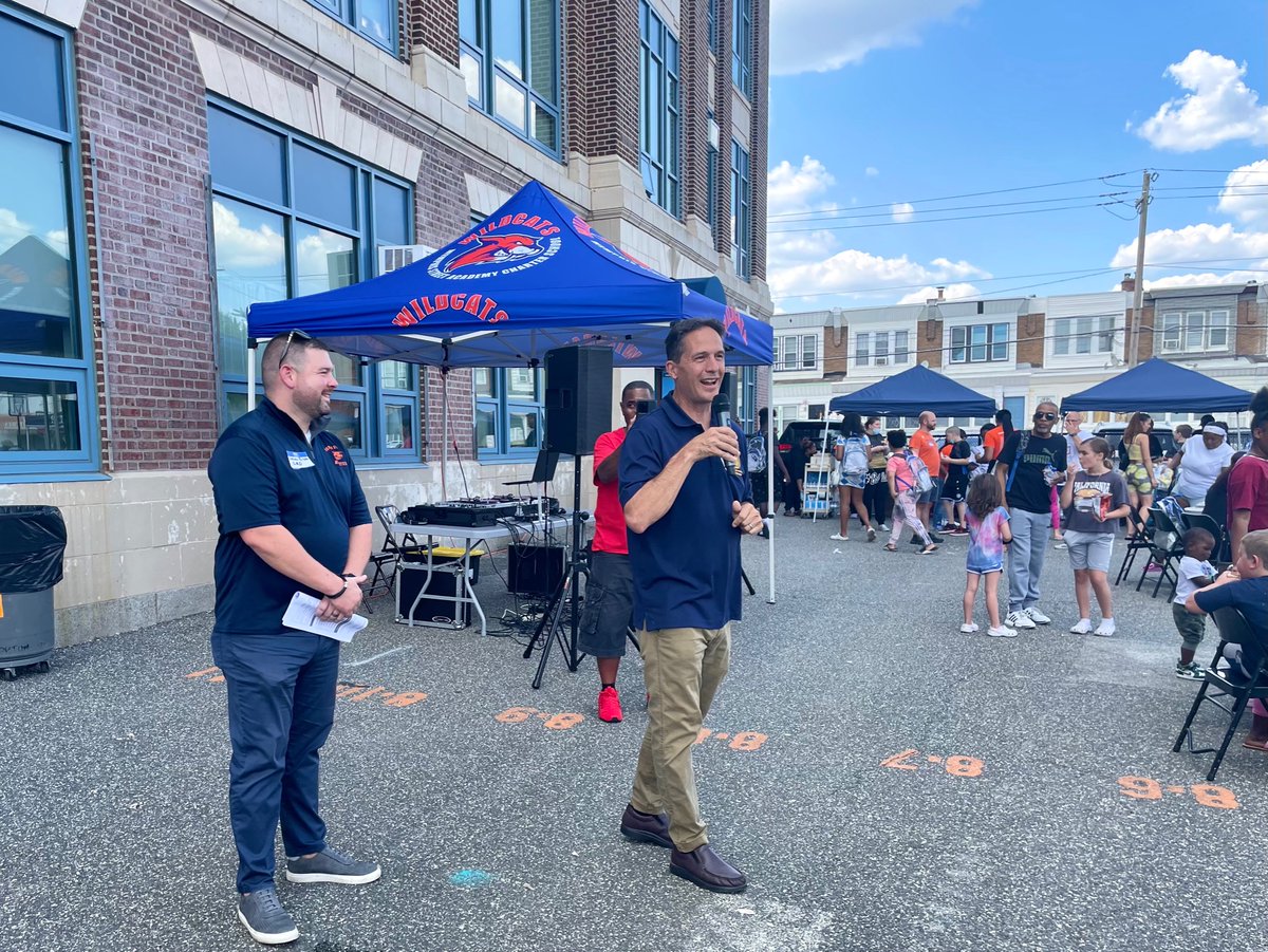 street_memphis's tweet image. Our Back to School Night was a success. We were able to give away over 100 bookbags, had games, food and a great time! #saveMSA 🧡💙🧡💙