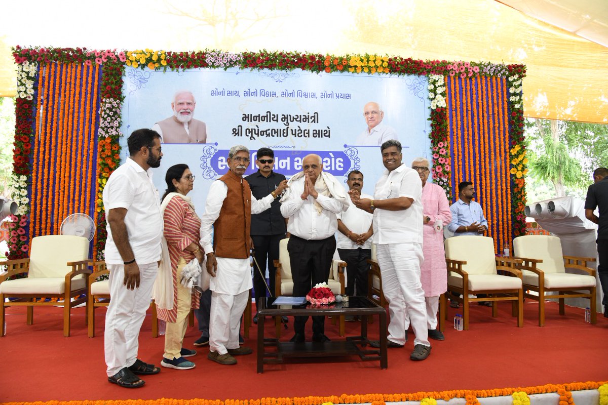 Bhupendrapbjp's tweet photo. આ અવસરે, સમાજના અગ્રણીઓથી લઈને યુવાનો અને માતાઓ-બહેનો સાથે સંવાદ કર્યો. તેમજ, આઝાદીના અમૃત મહોત્સવની ઉજવણીરુપે આણંદથી નવી દિલ્હી સુધી સ્કેટીંગ કરીને પહોંચવાની અનોખી સિદ્ધિ મેળવનાર વાળંદ સમાજના યુવાનનું સન્માન કર્યું. https://t.co/raSXx2QlLY