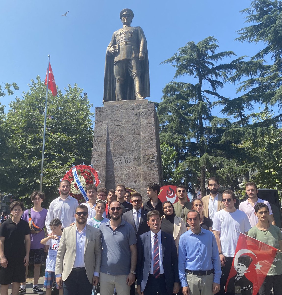 yeniparti61's tweet photo. Aradan 100 değil, 1000 yıl geçse de bu vatan uğruna toprağa düşmüş askerimize minnetimiz tükenmez. 30 Ağustos Zaferimizin 100’üncü yılı kutlu olsun. https://t.co/arWJuL5swC