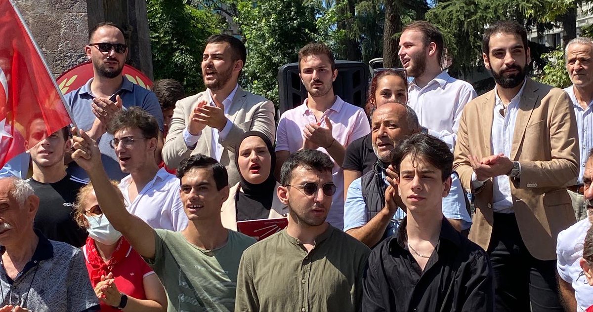 yeniparti61's tweet photo. Aradan 100 değil, 1000 yıl geçse de bu vatan uğruna toprağa düşmüş askerimize minnetimiz tükenmez. 30 Ağustos Zaferimizin 100’üncü yılı kutlu olsun. https://t.co/arWJuL5swC