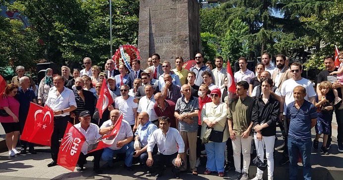 yeniparti61's tweet photo. Aradan 100 değil, 1000 yıl geçse de bu vatan uğruna toprağa düşmüş askerimize minnetimiz tükenmez. 30 Ağustos Zaferimizin 100’üncü yılı kutlu olsun. https://t.co/arWJuL5swC