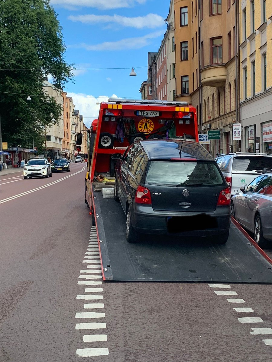 YB_Sodermalm's tweet photo. Att parkera mitt i cykelkörfältet är dumt. Har man dessutom 87.000 i obetalda p-skulder blir man av med bilen. Nu får ägaren lösa ut bilen genom att betala skulderna. https://t.co/DhoJfwZxdC