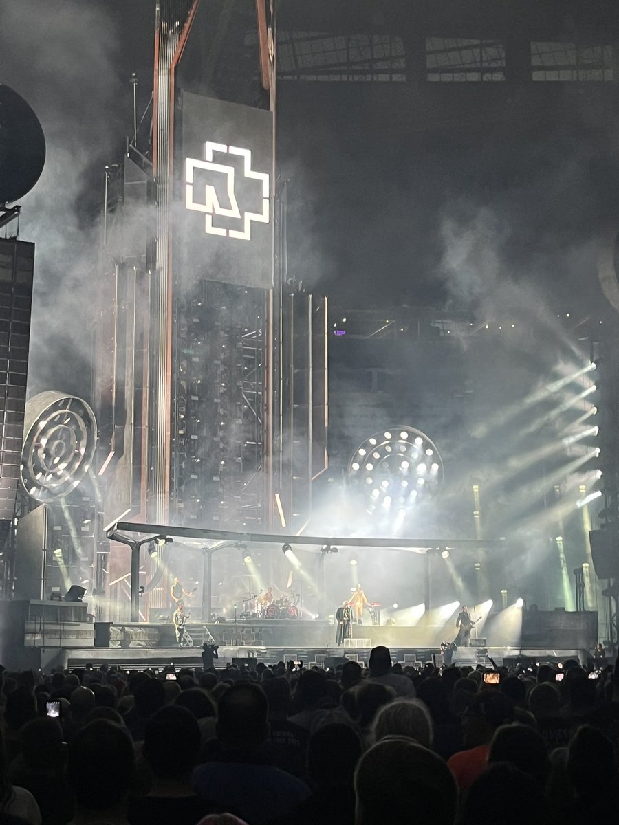 mertjustice's tweet photo. @RSprachrohr Amazing performance but I couldn’t like playlist. Europe concerts were better. I wish I saw Keine Lust live. I wonder when are you going to play Giftig live? This is my favorite song nowadays. https://t.co/SZwaH0wnDr