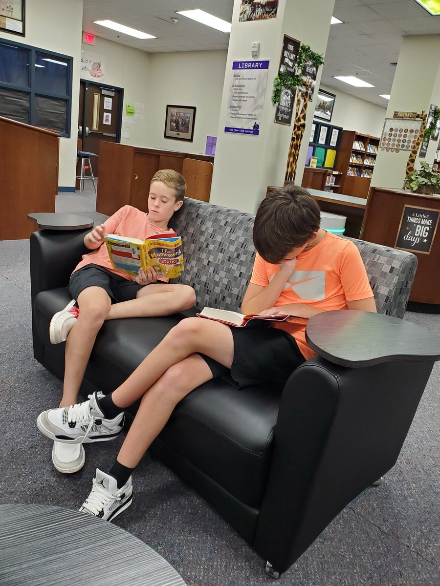 Coach_V_Emmons's tweet photo. Curled up with a good book! Library day for Coach Emmons' class. 
#GameOn #Bobkats2K3
#WillisISDBrabham https://t.co/tgfTXjB6on