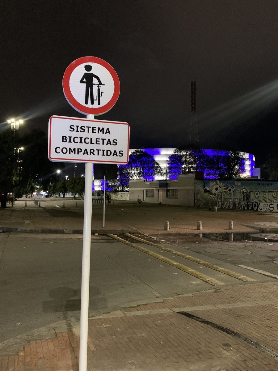 mariavillateg's tweet photo. No estoy llorando… se me metió un Sistema de Bicis Compartidas en el ojo @tembiciCO @SectorMovilidad @Bogota 💗🚲 https://t.co/ZkcdqNnB0d